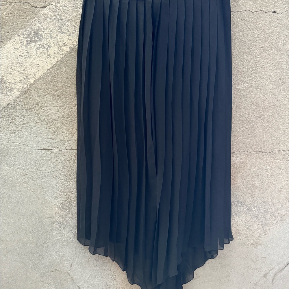 Kenzie pleated skirt. Handkerchief hem